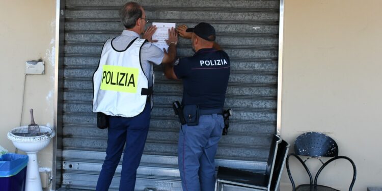 Droga a Battipaglia. Gli agenti della polizia di stato chiudono un bar e arrestano un uomo