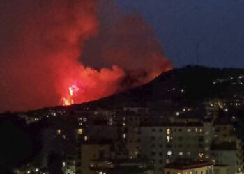 Incendio sulla collina dei Camaldoli: cenere e fumo su Napoli
