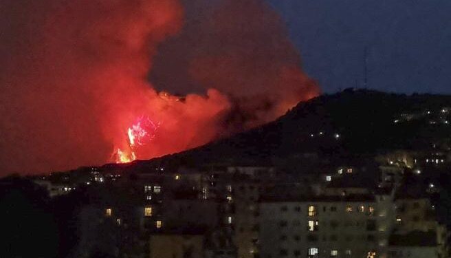 Incendio sulla collina dei Camaldoli: cenere e fumo su Napoli