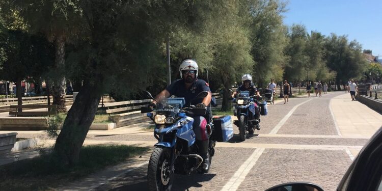 Spacciatore cede droga a un minorenne sul lungomare di Salerno, arrestato dalla Polizia