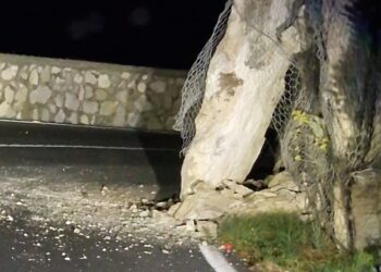 Costiera spezzata in due, a causa dell’ennesima caduta di detriti rocciosi