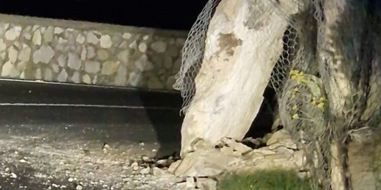 Costiera spezzata in due, a causa dell’ennesima caduta di detriti rocciosi