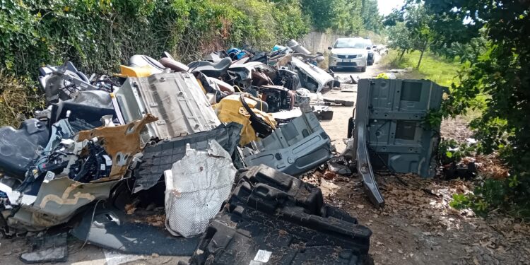 A Giugliano è stato scoperto un cimitero di auto abbandonate