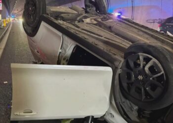 Auto si ribalta in galleria lungo l’A2 a Campagna. Due feriti tra cui un bambino