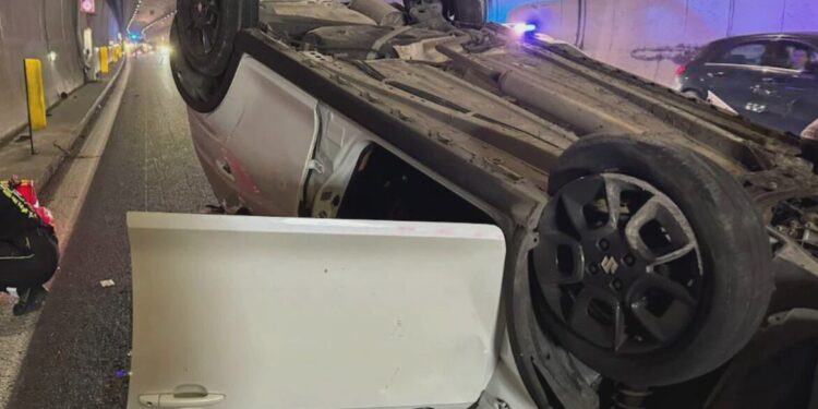 Auto si ribalta in galleria lungo l’A2 a Campagna. Due feriti tra cui un bambino