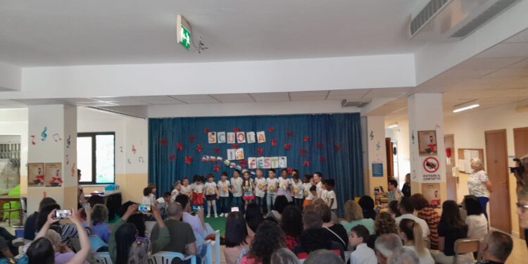 Saluto di fine anno per gli alunni dell’infanzia di San Pietro. Festa per il pensionamento dell’insegnante Maria Fiore