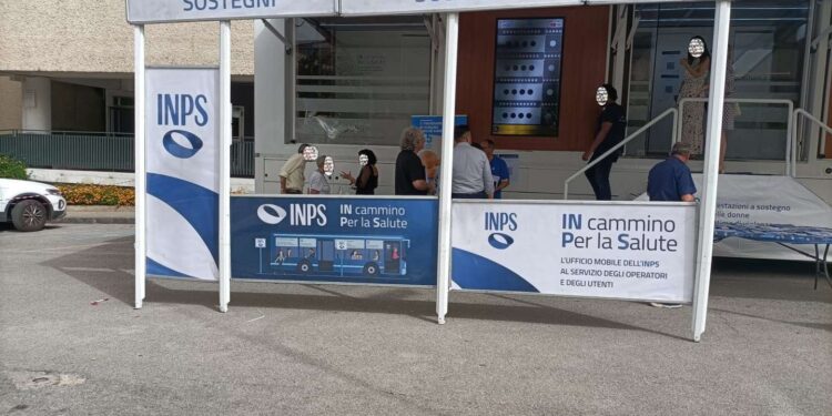 Davanti all’ospedale Ruggi un camper INPS per dare assistenza gratuita