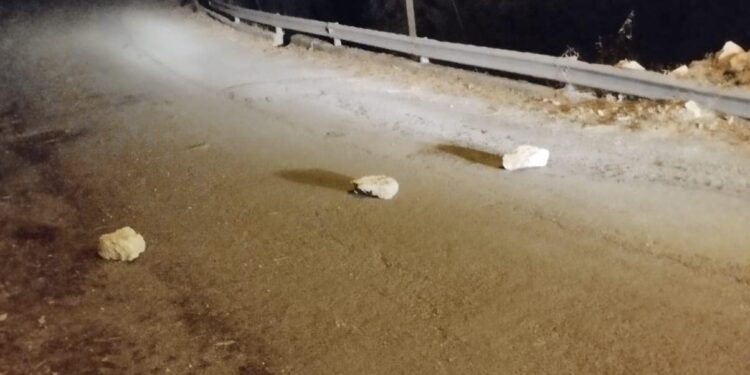 Ancora atti vandalici a Salvitelle. Pietre in strada mettono a rischio gli automobilisti