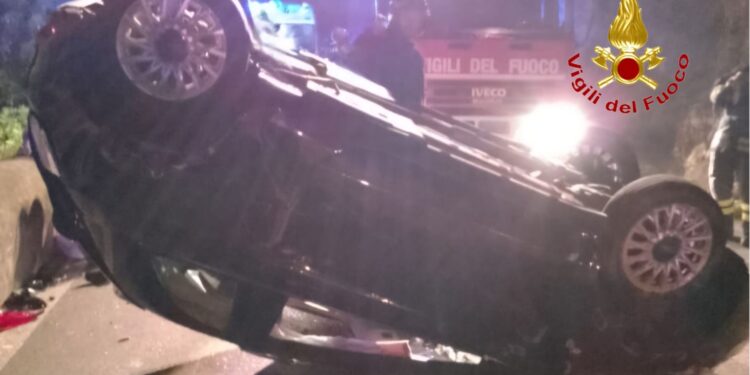 Si ribalta auto sull’Amalfitana. Il conducente incastrato tra le lamiere