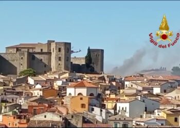 Giornata di fuoco a Melfi, in fiamme anche la zona ai piedi del Castello federiciano