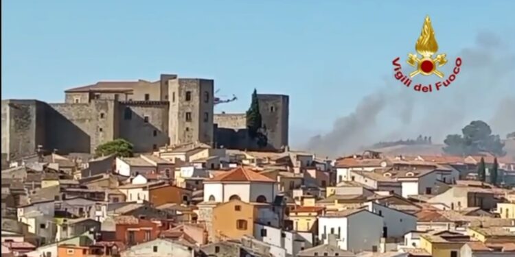 Giornata di fuoco a Melfi, in fiamme anche la zona ai piedi del Castello federiciano