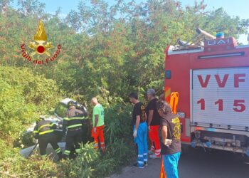Paura per una coppia di anziani a Casal Velino: cadono con l’auto in una scarpata