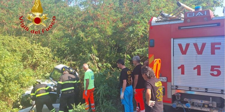 Paura per una coppia di anziani a Casal Velino: cadono con l’auto in una scarpata