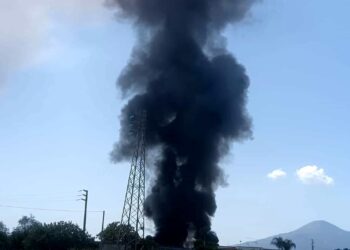 Densa colonna di fumo a causa di un incendio nel salernitano. I sindaci:”Chiudete porte e finestre”