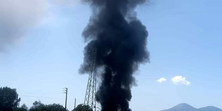 Densa colonna di fumo a causa di un incendio nel salernitano. I sindaci:”Chiudete porte e finestre”