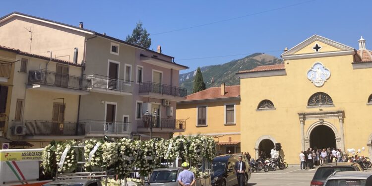 Lutto ad Auletta a Buccino. Lacrime e palloncini per l’ultimo saluto a Francesco Morriello
