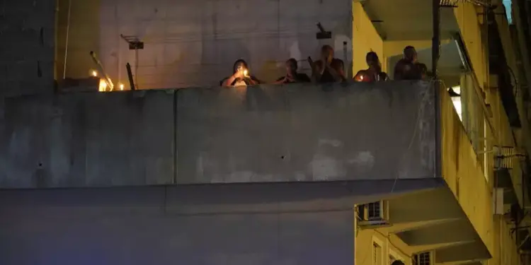 Fiaccolata a Scampia per commemorare le vittime del crollo