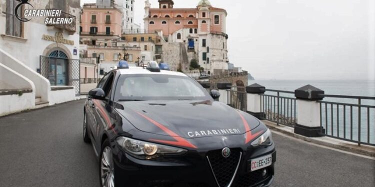 Colto in flagrante mentre versava “la droga dello stupro” nel bicchiere di una turista, è successo ad Amalfi