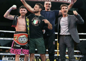 Primo storico titolo europeo italiano di boxe a Francesco De Rosa: sul podio la sciarpa granata