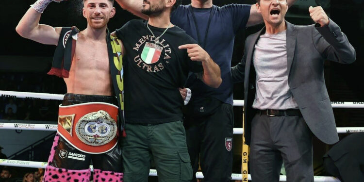 Primo storico titolo europeo italiano di boxe a Francesco De Rosa: sul podio la sciarpa granata