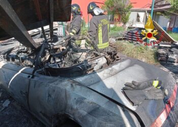 Auto in fiamme in un garage a Bracigliano: l’intervento dei caschi rossi