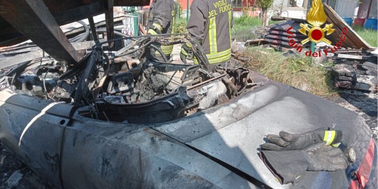 Auto in fiamme in un garage a Bracigliano: l’intervento dei caschi rossi