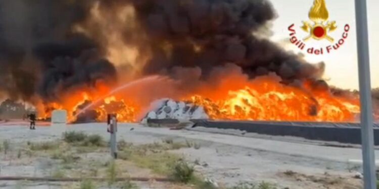 Incendio di ecoballe a Persano. Sarebbero i rifiuti italo tunisini