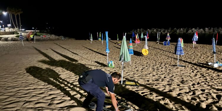 Centinaia di ombrelloni e sedie sdraio sequestrate sul lungomare di Castellabate