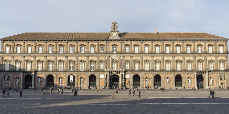 Il Palazzo reale di Napoli aperto il sabato sera a prezzo ridotto