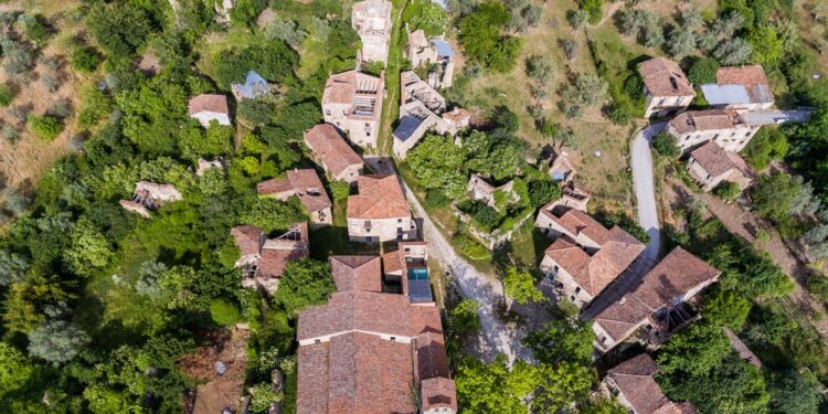 Il Comune di Roscigno mette in vendita gli immobili del borgo antico