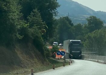 Attraversa il ponte ignorando i divieti: tir rimane bloccato sul “Massavetere” a Caggiano
