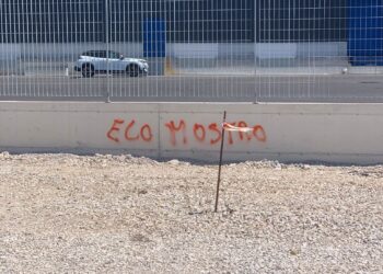 “E’ un ecomostro”. Scritte anonime contro il capannone industriale di Silla di Sassano