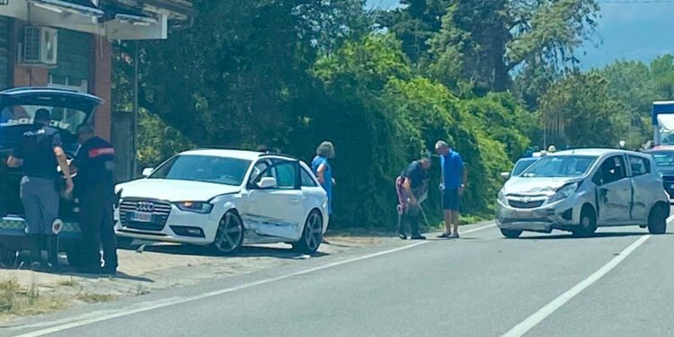 Incidente sulla SS18 nei pressi di Capitello. Tre le persone ferite