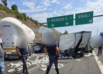 Scontro sull’A2 all’altezza di Eboli: due morti