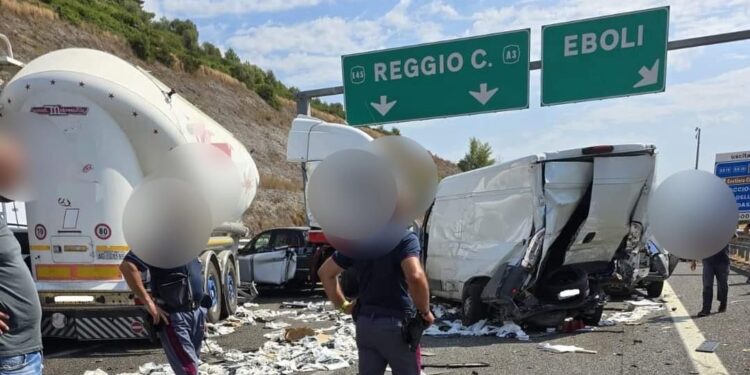 Scontro sull’A2 all’altezza di Eboli: due morti