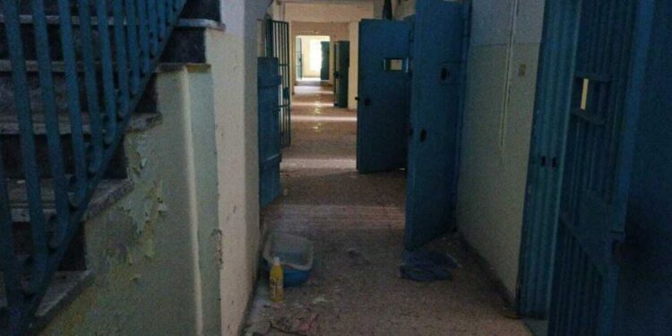 Carceri affollate, scelte drammatiche e case circondariali chiuse senza perché