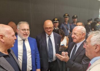 Il governatore De Luca incontra Giuseppe Curcio in aeroporto. “Servizio essenziale”