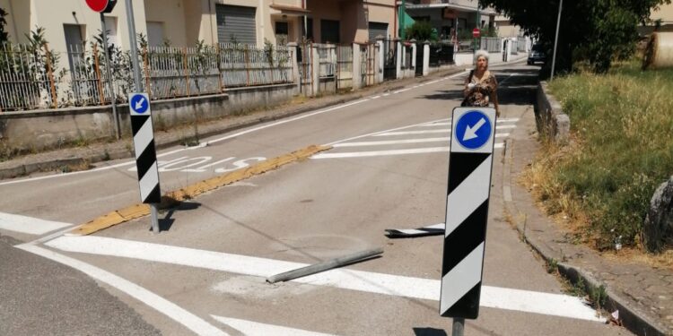 Nuovi sensi unici a Polla. Auto distrugge uno dei segnali stradali
