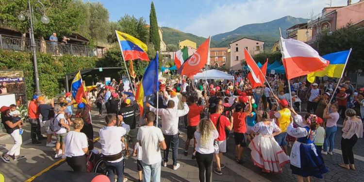 Successo per la Festa dei Popoli a Pertosa. Il vescovo De Luca: “Un inno alla pace”