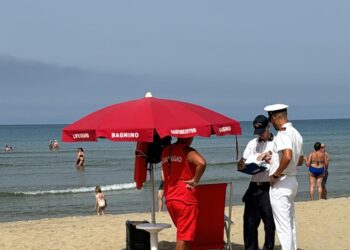 Controlli antiabusivismo sulle spiagge cilentane: sequestrati 171 lettini ed 87 ombrelloni a Montecorice