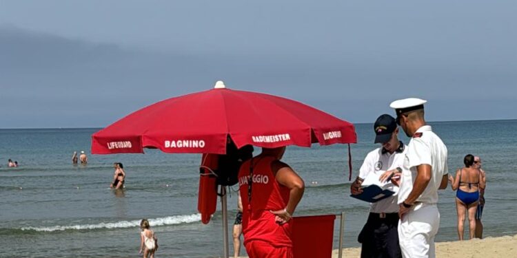 Controlli antiabusivismo sulle spiagge cilentane: sequestrati 171 lettini ed 87 ombrelloni a Montecorice