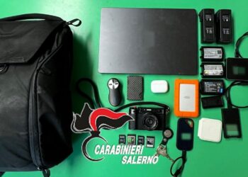 Rubano denaro e attrezzatura fotografica a un turista. Due arresti a Positano