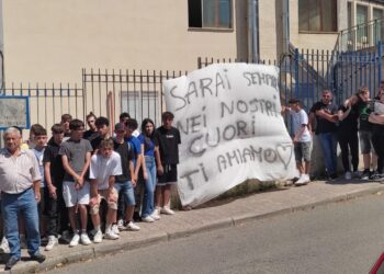 “Sarai sempre nei nostri cuori”. Così i compagni di classe ricordano Francesco. Disposta l’autopsia