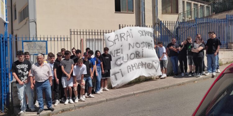 “Sarai sempre nei nostri cuori”. Così i compagni di classe ricordano Francesco. Disposta l’autopsia