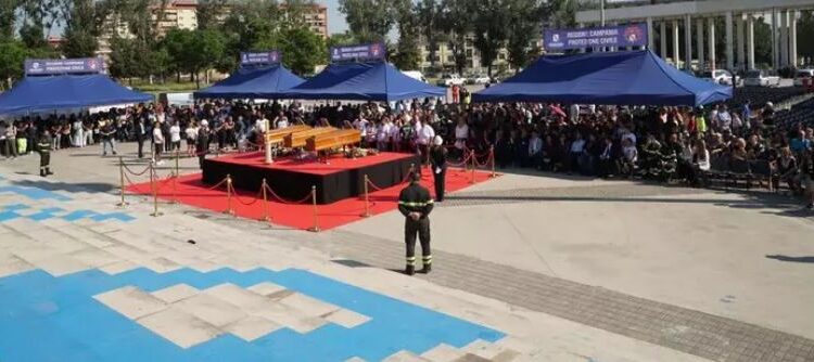 L’ultimo abbraccio di Scampia alle tre vittime del crollo di un ballatoio nelle Vele