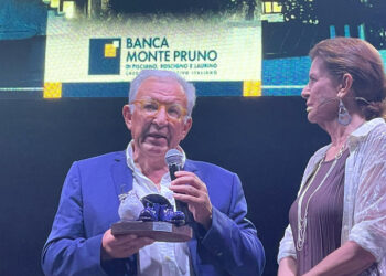 Michele Albanese, Direttore Generale della Bcc Monte Pruno, premiato al “Premio Charlot” insieme a Red Canzian e Simone Montedoro