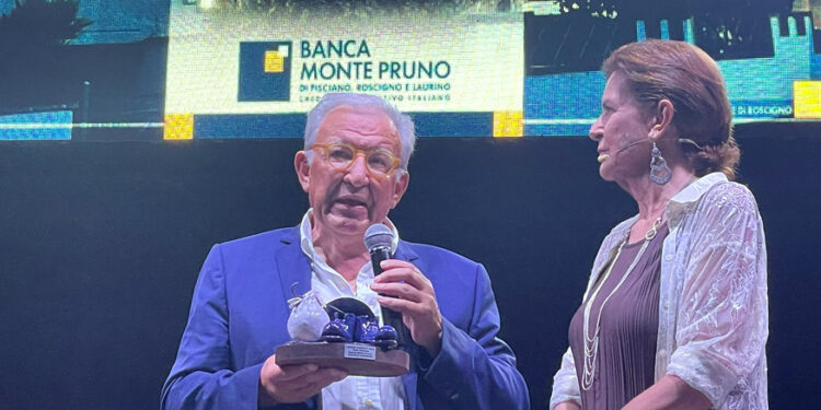 Michele Albanese, Direttore Generale della Bcc Monte Pruno, premiato al “Premio Charlot” insieme a Red Canzian e Simone Montedoro