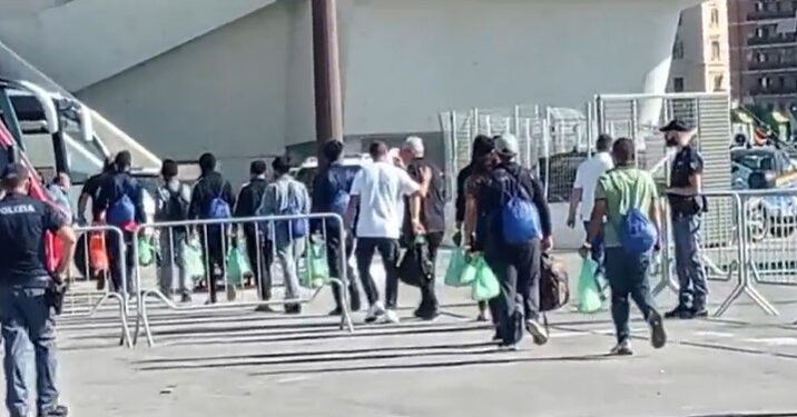 Sbarco di migranti a Salerno. Salvate 99 persone. Sono 53 i bambini