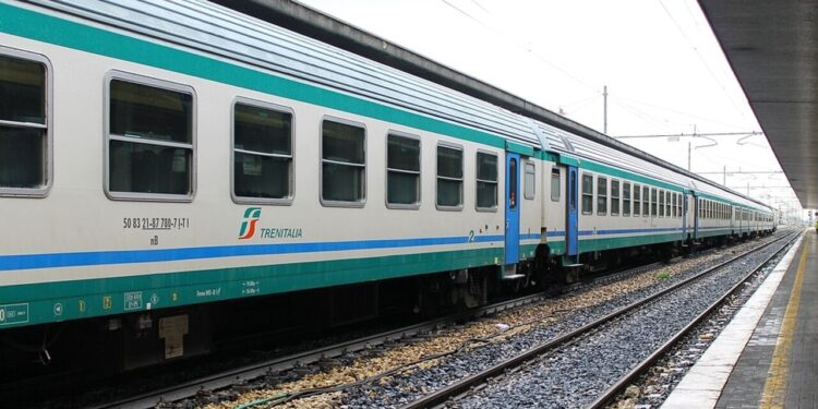 Trenitalia spezzata in due: stop ai convogli da Nord a Sud fino a venerdì
