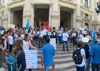La protesta degli insegnanti di sostegno contro i provvedimenti del ministro Valditara